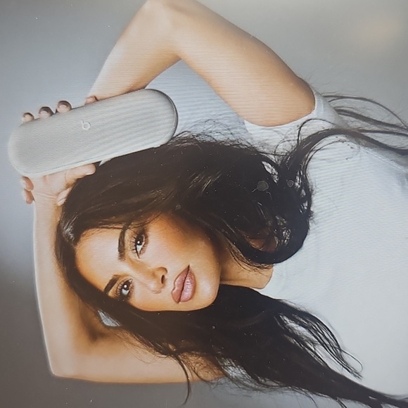 NIB Beats Pill x Kim Kardashian Wireless Bluetooth Speaker Portable Charger USBC - Picture 4 of 10